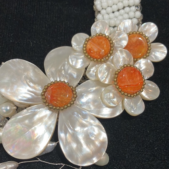 White Daisy Beaded Statement Necklace- G11 - Picture 3 of 5